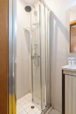 Een douche, een haardroger, handdoeken