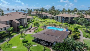 Een resort met meerdere gebouwen, een zwembad en een verzorgd gazon.