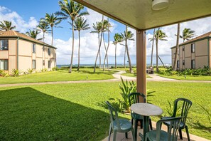 Outdoor dining - Relaxing Ocean View Condo in Kauai | Pono Kai Resort | PK-E102 (Kapaʻa)