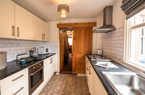 Fridge, microwave, oven, stovetop - Large 3 Bed House with Garden / Parking (Kent)