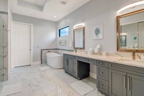 Bathroom - 3915 Gulfstream Pkwy (Cape Coral)