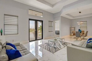 House (3915 Gulfstream Pkwy) | Living room - 3915 Gulfstream Pkwy (Cape Coral)