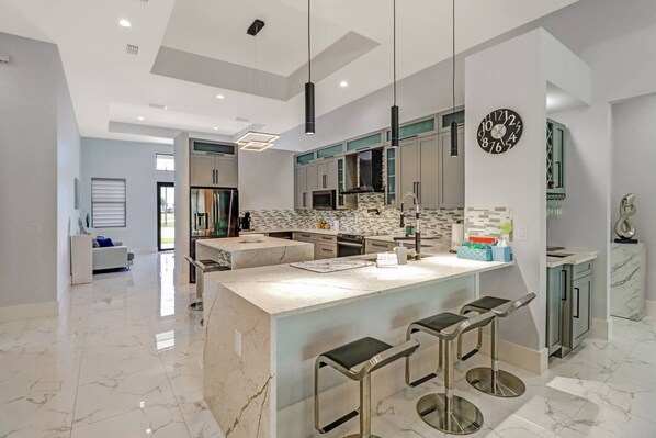 House (3915 Gulfstream Pkwy) | Private kitchen | Dining tables - 3915 Gulfstream Pkwy (Cape Coral)