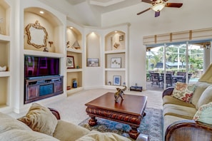 Huis (2605 Beach Parkway) | Woonkamer | Een smart-tv
