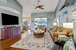 House (1320 SE 5th Ter) | Living room