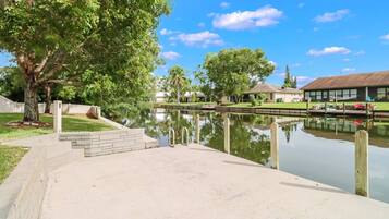 House (1320 SE 5th Ter) | Property grounds