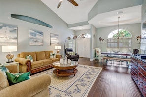 House (1320 SE 5th Ter) | Living room