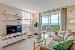 Condo (Beach & Tennis 5806) | Living room
