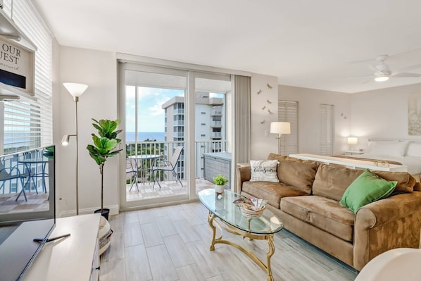 Condo (Beach & Tennis 5806) | Living room