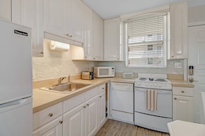 Condo (Beach & Tennis 5806) | Private kitchen