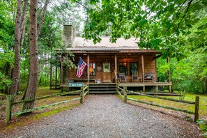 Exterior - Sweet Dreams - Romantic, Hot Tub & Pool Table (Sevierville)