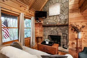 Smart TV, fireplace - Sweet Dreams - Romantic and Hot Tub (Sevierville)