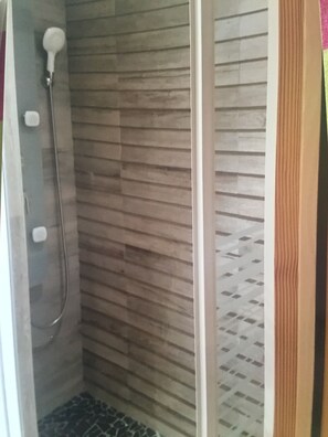 Bruser, hårtørrer, Toiletpapir