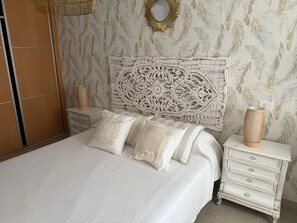 2 chambres, fer et planche à repasser, Wi-Fi, draps fournis