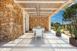 Outdoor dining - Villa Dora by Perle di Puglia (San Pietro in Bevagna)