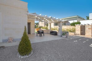 Outdoor dining - Villa Tina Maria by Perle di Puglia (San Pietro in Bevagna)