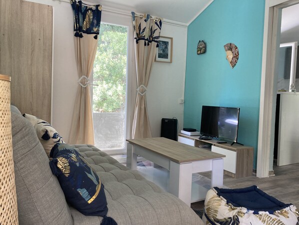 TV, stereo - Charming country house with private garden (Le Beausset)