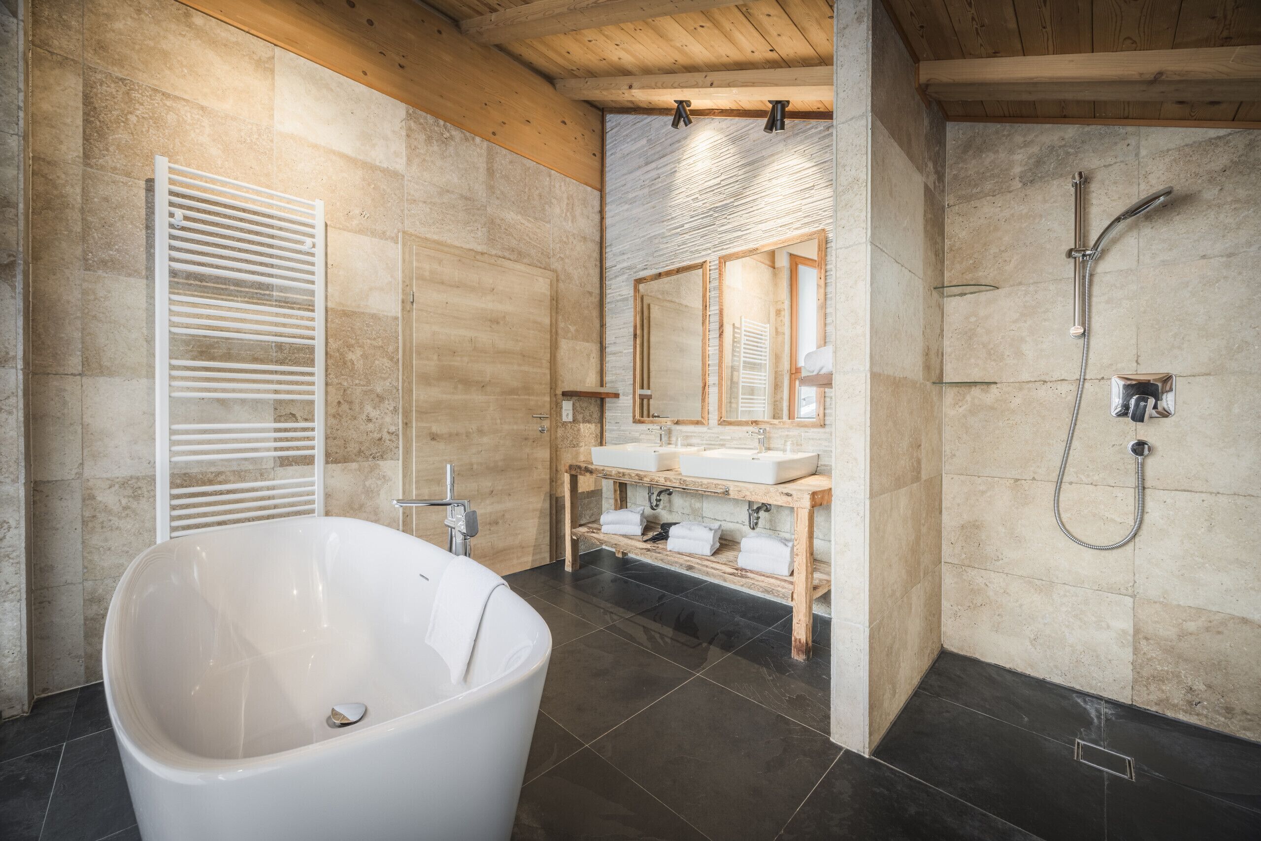 Badewanne, Haartrockner, Handtücher