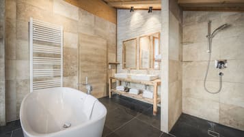 Badewanne, Haartrockner, Handtücher