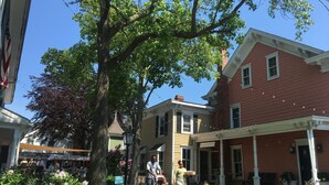 Un bâtiment doté d’un porche, d’un arbre et d’une enseigne indiquant « ESPACE OUVERT ».