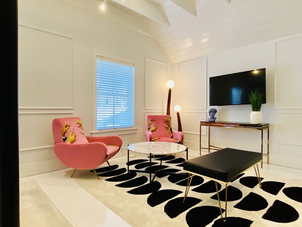 Een televisie en een open haard