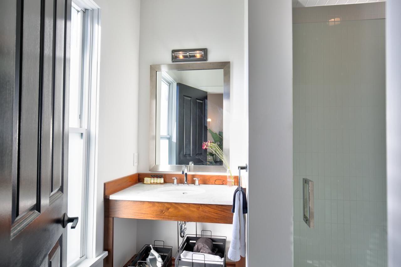 Secador de cabelo, toalhas de banho