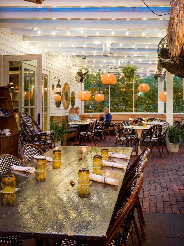 Dining - American Beech in Greenport - Deluxe King Suite 12 (Greenport)