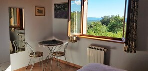 3 slaapkamers, een bureau, een strijkplank/strijkijzer, beddengoed