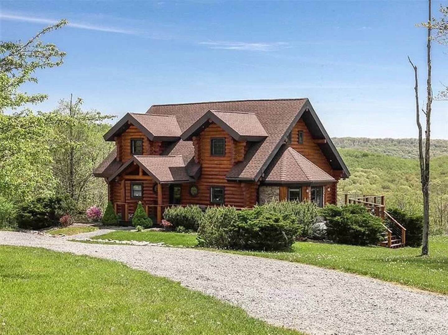 Picturesque Log Home, Family Fun with Scenic Views