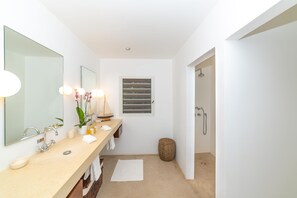Een douche, een haardroger, handdoeken, zeep
