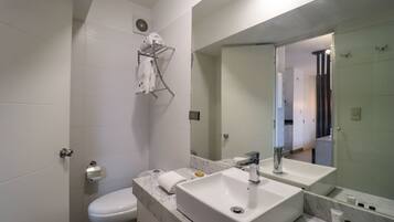 Ducha, toallas, jabón, shampoo