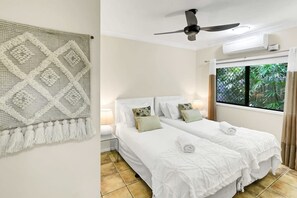 4 habitaciones, tabla de planchar con plancha y cuna de viaje 