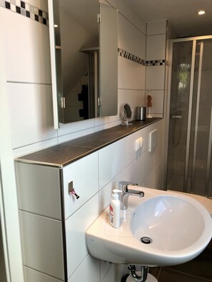 Dusche, Haartrockner, Bademäntel, Handtücher