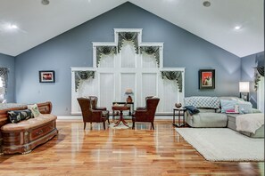 Smart TV, fireplace, stereo