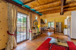 Huis, 2 slaapkamers, uitzicht op zee | Woonruimte | Een flatscreentelevisie