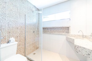 Chalet | Baño | Regadera, toallas, papel de baño 