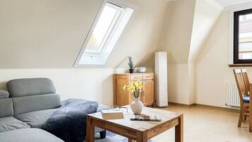 Een televisie en een stereo