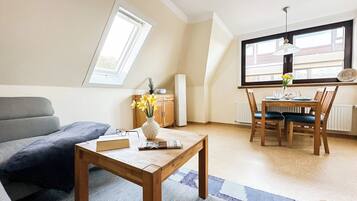 Een televisie en een stereo