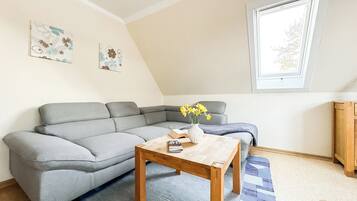 Een televisie en een stereo