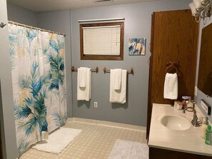 Combined shower/bathtub, hair dryer, towels - Retreat near the Lake and State Parks of Yankton (Yankton)