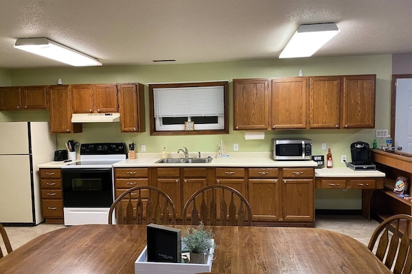 Microondas, cafetera y tetera y utensilios de cocina