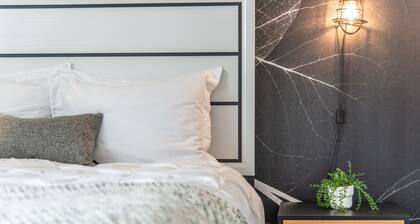 2BR Stylish Suite: Outlets & REC Room|Sep Entrance