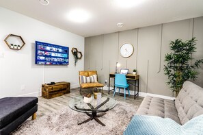 Smart TV, video games, offices - 2BR Stylish Suite: Outlets & REC Room|Sep Entrance (Edmonton)