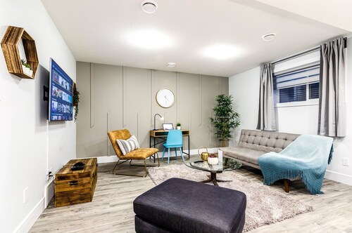 Stylish Suite » Near Outlets & REC Room » 2 Queens