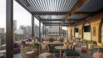 2 restaurantes, se sirven desayunos, comidas, cenas y cocina americana