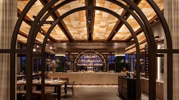 2 restaurants, breakfast, lunch, dinner served; American cuisine