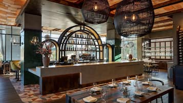 2 restaurants; breakfast, lunch, dinner and brunch served