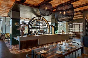 2 restaurants; breakfast, lunch, dinner, and brunch served