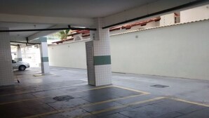 Eine Tiefgarage mit gefliesten Wänden und nassen Boden.