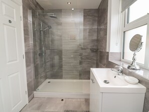 Cottage | Bathroom | Shower - Holly Farm Cottage (Bridlington)